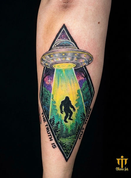 This piece is a merge of my clients interest with sci-fi and cryptozoology into a single playful tribute to the X-files. To bring this to life, I executed crisp, bold outlines to contain the vibrant colour packing, using smooth yellow to green gradient to give the tractor beam a luminous glow. I framed the entire scene within a sharp geometric diamond to contrast the organic forest elements.