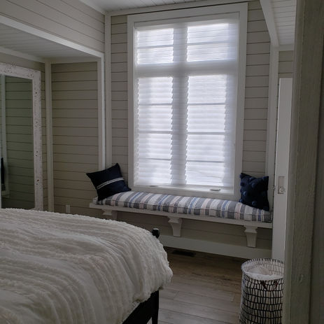 Sitting area in the bedroom. Window seat. 