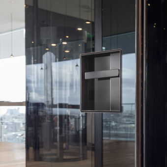 Architektur von Herzog & de Meuron Architekten AG, eingesetzt von Jos. Berchtold AG, KEIROS-235-B-43 EN179, schwarz matt, Muschelgriff, Design Türbeschläge, Muscheldrücker flächenbündig, Flucht- Panik- Sporthallentürdrücker EN179, Design Door fittings, interiour design, Recessed handle, Flush lever handle, EN179 certified, emergency exit handle, fire protection doors, schwarz matt, Archibatch Photographie