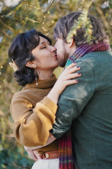 couple kissing