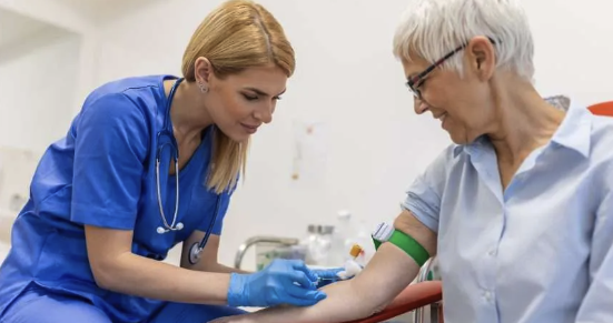 Toma de muestras de sangre para exámenes de laboratorio en Saint Cloud