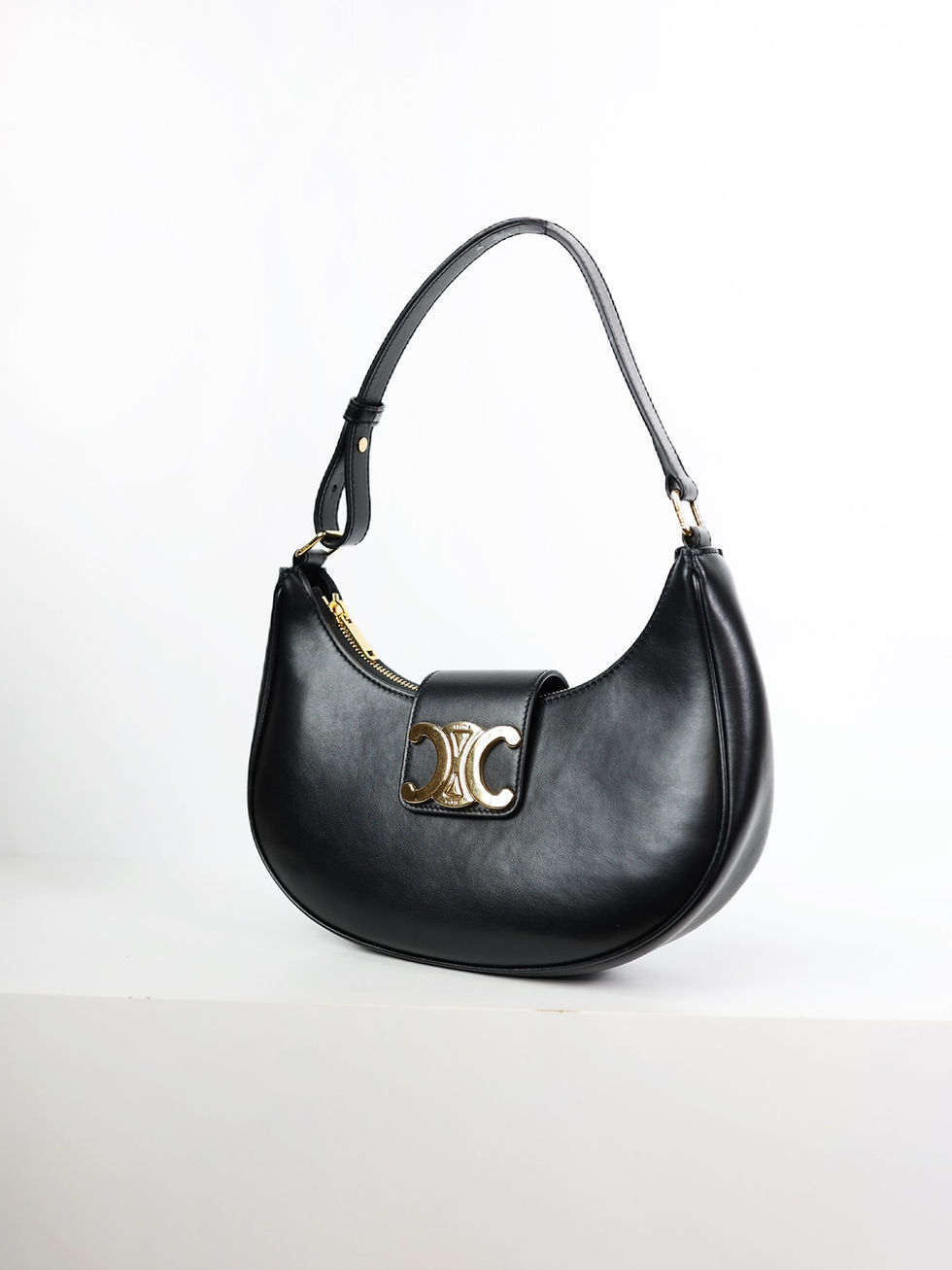 縮圖：#二手celine  #Celine包包 #二手精品#精品包包 #celine #celine腋下包 #celine凱旋門 #celine包包 #Celine