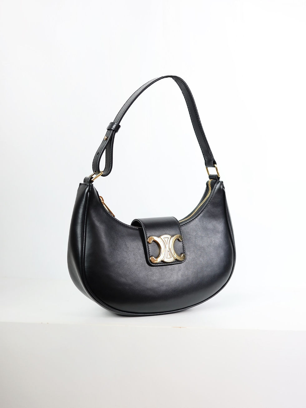 縮圖：#二手celine  #Celine包包 #二手精品#精品包包 #celine #celine腋下包 #celine凱旋門 #celine包包 #Celine