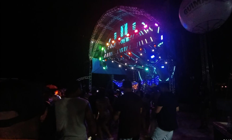 A aparelhagem Super Pop encerrou a festa em grande estilo, com luzes, batidas eletrizantes e muita vibração na Praia de Araoca.