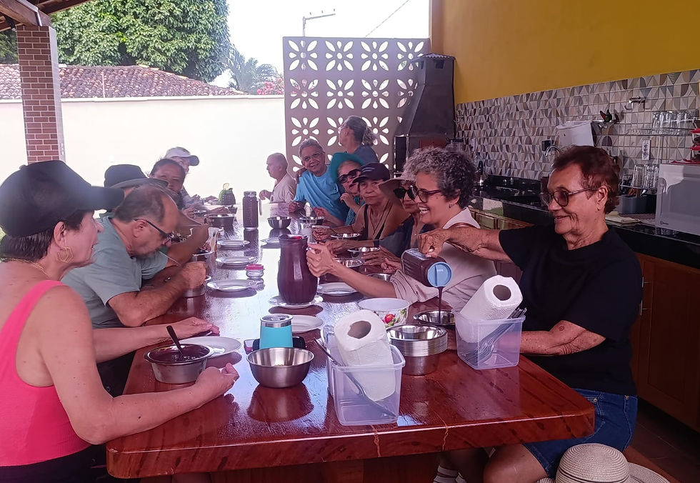 Em clima de confraternização e reencontro, os ex-alunos saboreiam uma tradicional juçara com farinha, acompanhada de camarão e sardinha frita, valorizando os sabores que fazem parte da identidade cultural de Guimarães.