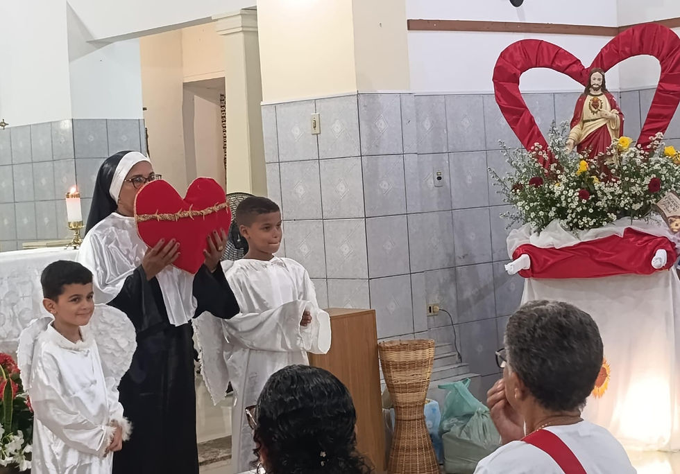  	Anjos encenam a aparição de Jesus a Santa Margarida Maria Alacoque, destacando a origem da devoção ao Sagrado Coração e sua mensagem de amor para a humanidade.