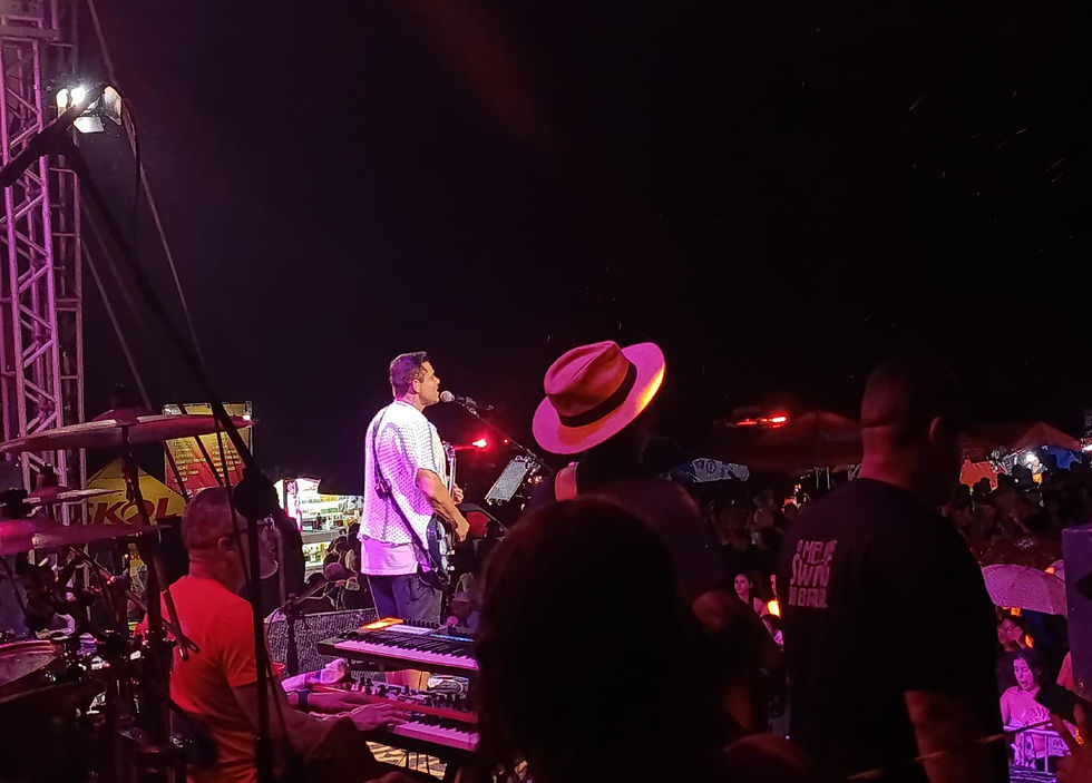 Kiko, vocalista da Kiko Chicabana, levantando o público com seus grandes sucessos e muita energia no palco.