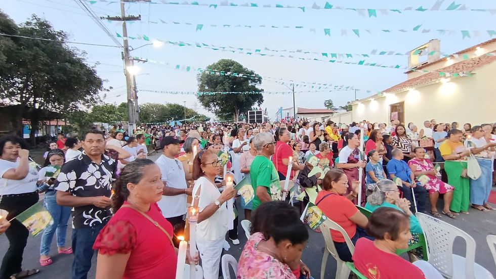 Multidão de fiéis aguardando a chegada da procissão com devoção e esperança.