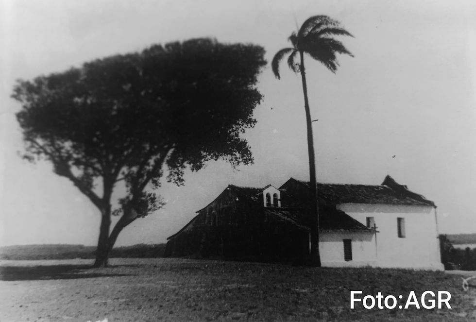 Praça do Sagrado Coração. Ao fundo, o centenário oitizeiro, que ainda resiste ao tempo, e a Igreja Matriz em sua forma original.