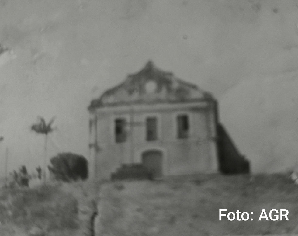 Fachada da Igreja Matriz com seu antigo cruzeiro, que já não existe mais. A fachada também passou por algumas alterações ao longo do tempo.