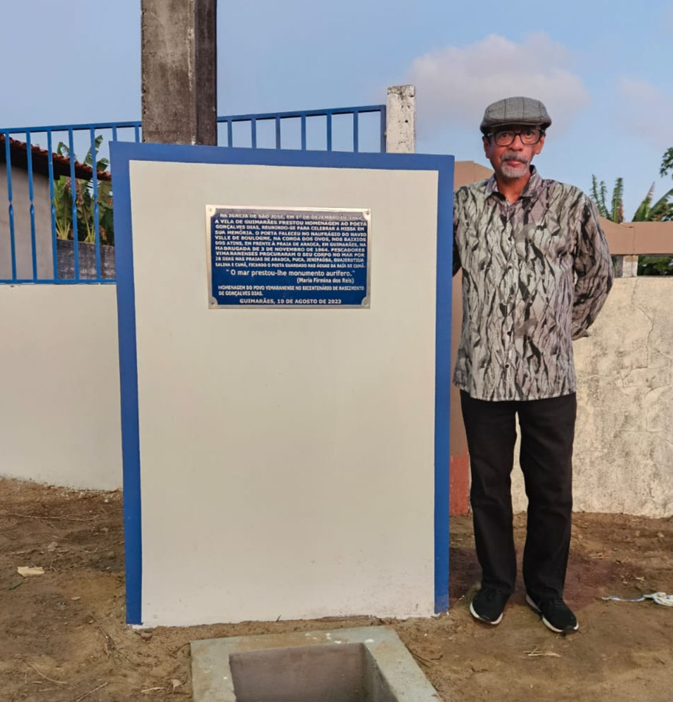 Joãozinho Ribeiro ao lado do monumento em homenagem a Gonçalves Dias, em Guimarães — visita que inspirou a canção “Genipaúba”, dedicada à terra de seu pai e às belezas da Baía de Cumã.