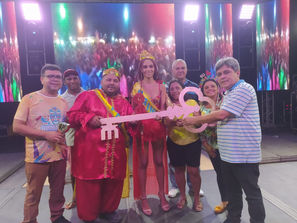 Rei a Rainha do Carnaval 2020 recebem a chave da cidade das mãos do prefeito Osvaldo Gomes