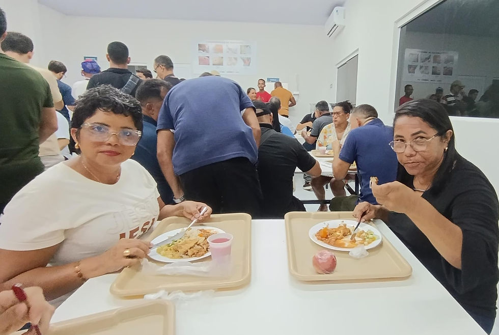 	As vereadoras Ana Luiza e Jenille Brito prestigiam a inauguração do Restaurante Popular e experimentam as refeições oferecidas pelo novo equipamento público.