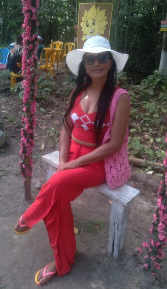 Na foto, Silvia Tereza — professora licenciada em Letras, funcionária pública estadual, escritora, decoradora e promoter de eventos. Membro da Academia Vimarense de Letras, Artes e Ciências (AVLAC), ela dá voz à sensibilidade e à cultura de Guimarães por meio de suas crônicas e ações.