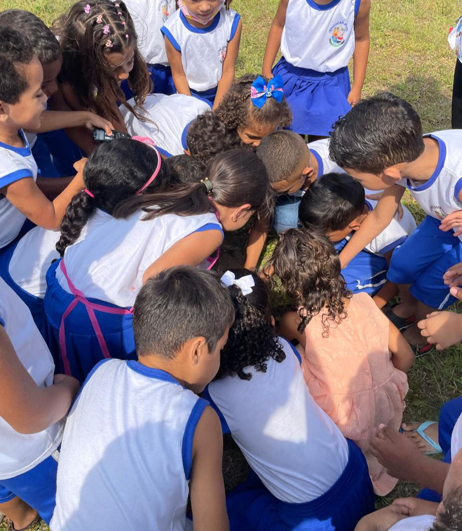 Crianças do JI Prof. Edson Anchieta participam do plantio de mudas de Ipê, em celebração ao Dia da Árvore.