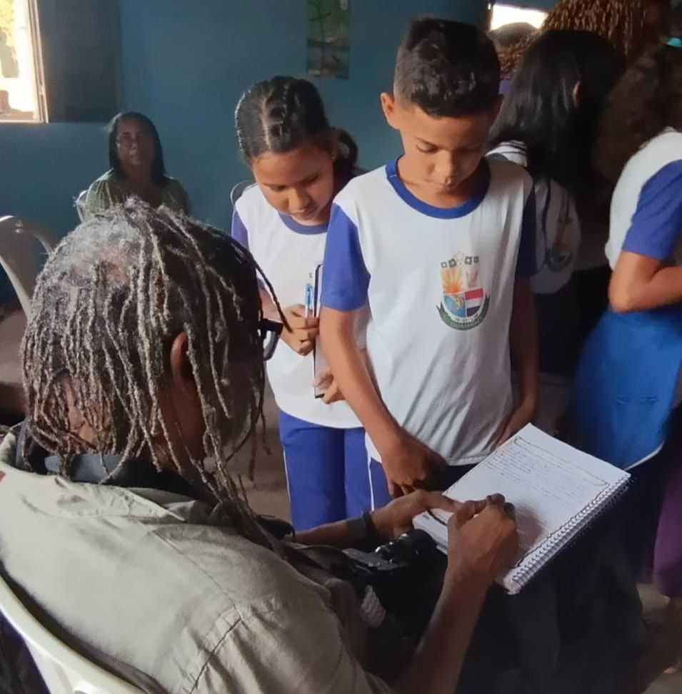 Alunos pedem autógrafos aos visitantes ilustres após o encontro.