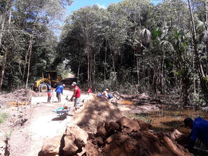 Prefeitura e comunidade de São Vicente em parceria, colocam tubos e adequam as estradas que dão aces