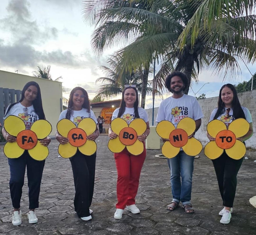 Profissionais do CREAS participaram da mobilização exibindo o símbolo da campanha “Faça Bonito”, reforçando a importância da proteção à infância e adolescência.