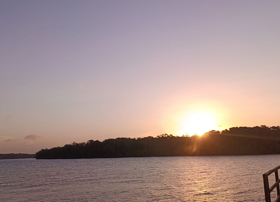 Quando o dia se despede, a natureza faz silêncio para assistir. O sol vai baixando devagar e deixando no céu a promessa de que amanhã haverá um novo espetáculo.