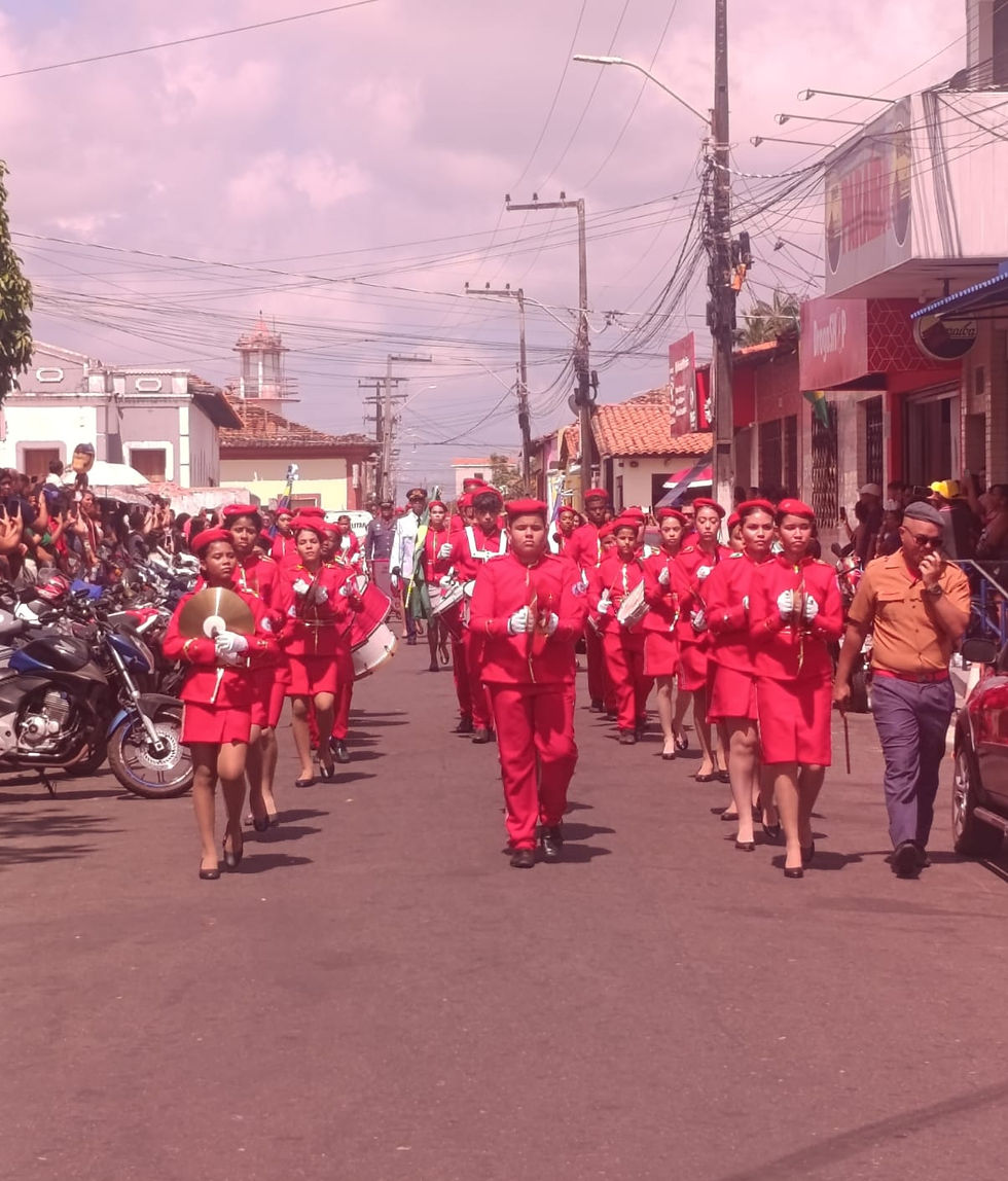 Com seus instrumentos afinados e passos marcados, a Banda Marcial do Colégio Militar deu ritmo e imponência ao desfile de 7 de Setembro pelas ruas de Guimarães.