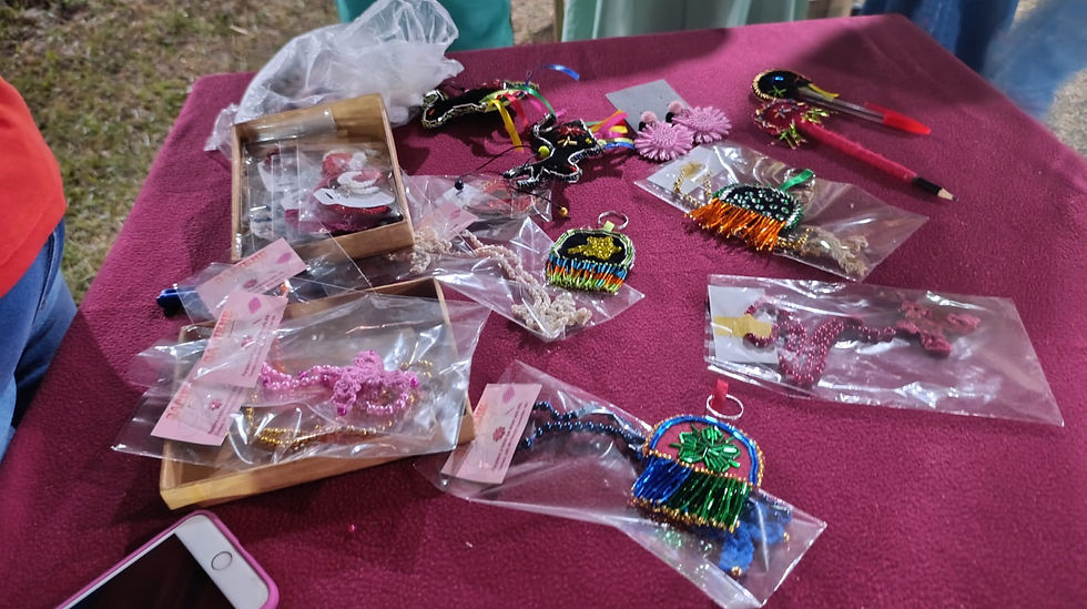 Miniaturas de Bumba Meu Boi, chapéus de fitas e chaveiros exibidos na feira.