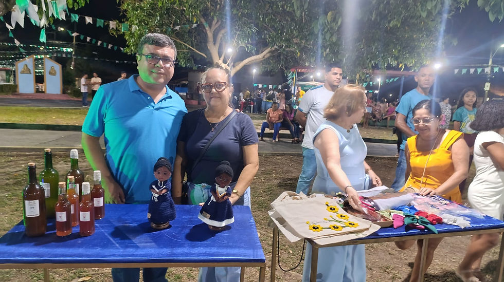 Secretário Municipal de Cultura Antônio Marcos e Turismo junto à artesã Jaciene Souto durante a mostra.