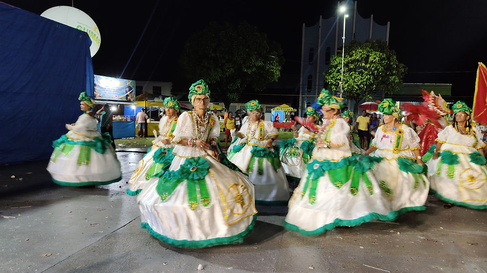 Nem a chuva intimidou as baiana do Bloco Veteranos do Samba