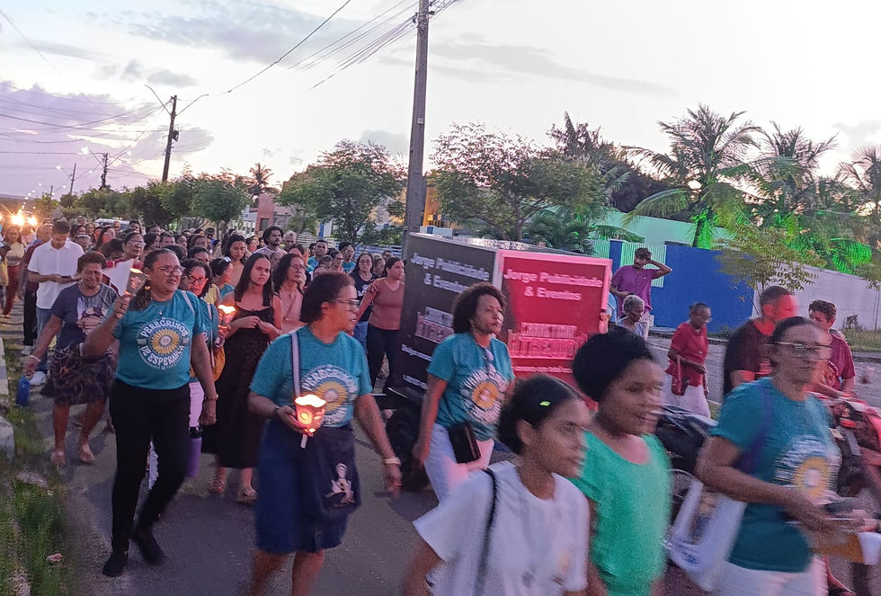 	A procissão de Corpus Christi segue pela Avenida José Bruno de Barros, com fiéis acompanhando em oração e louvor.