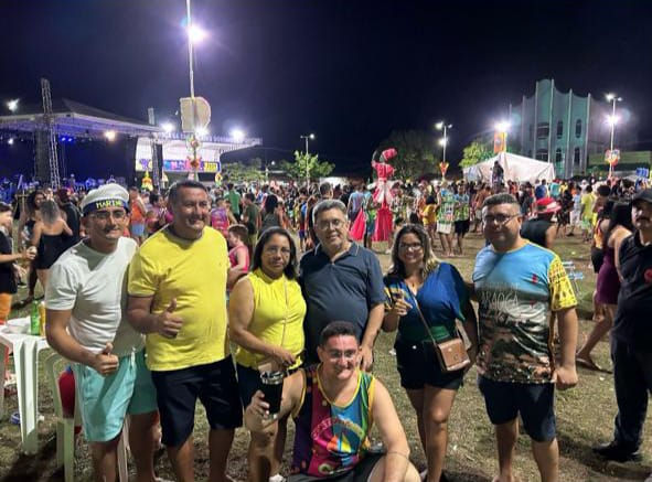 No carnaval de 2024 a Vereadora Jenille Brito acompanhada do ex-prefeito Osvaldo Gomes e do Atual Magno Cartagenes, da Vereadora Ana Luiza Ramos, do secretário de Cultura Antonio Marcos, do ex-diretor do Hospital Danileson Torres e seu irmão Torres