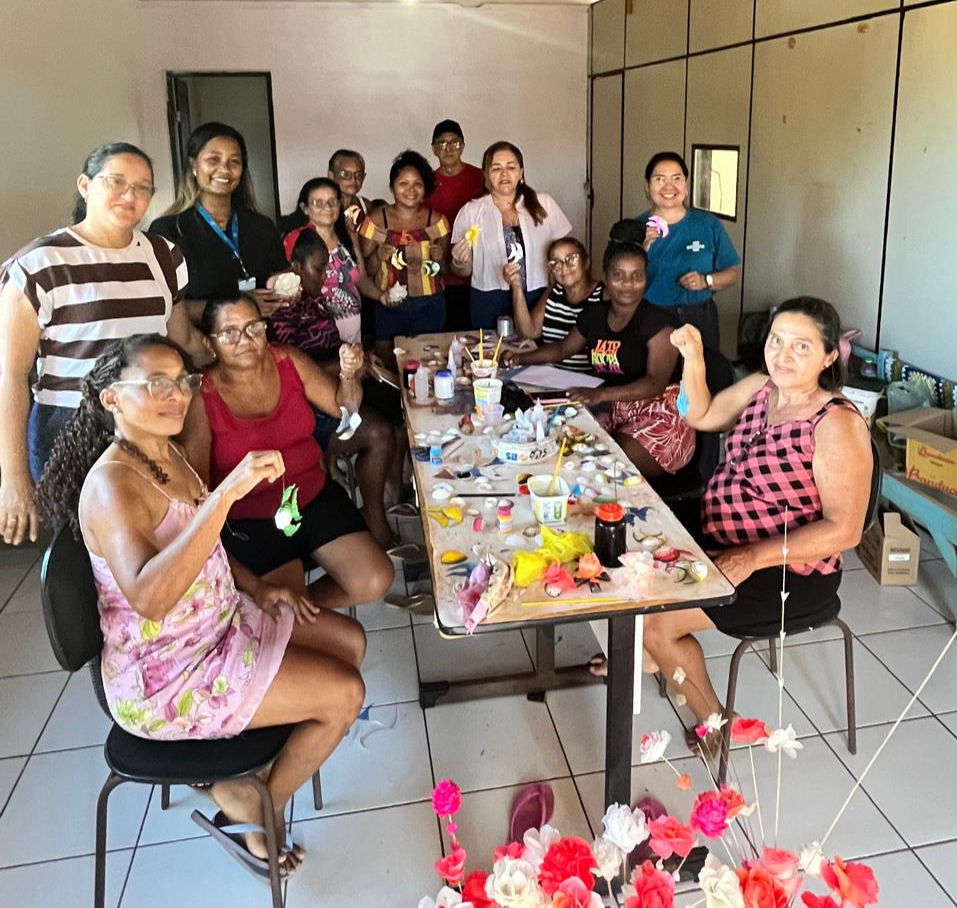Mulheres da Associação Mulheres em Ação (AMA), da comunidade tradicional indígena de Genipauba, unidas na preservação da cultura e geração de renda através das oficinas artesanais.