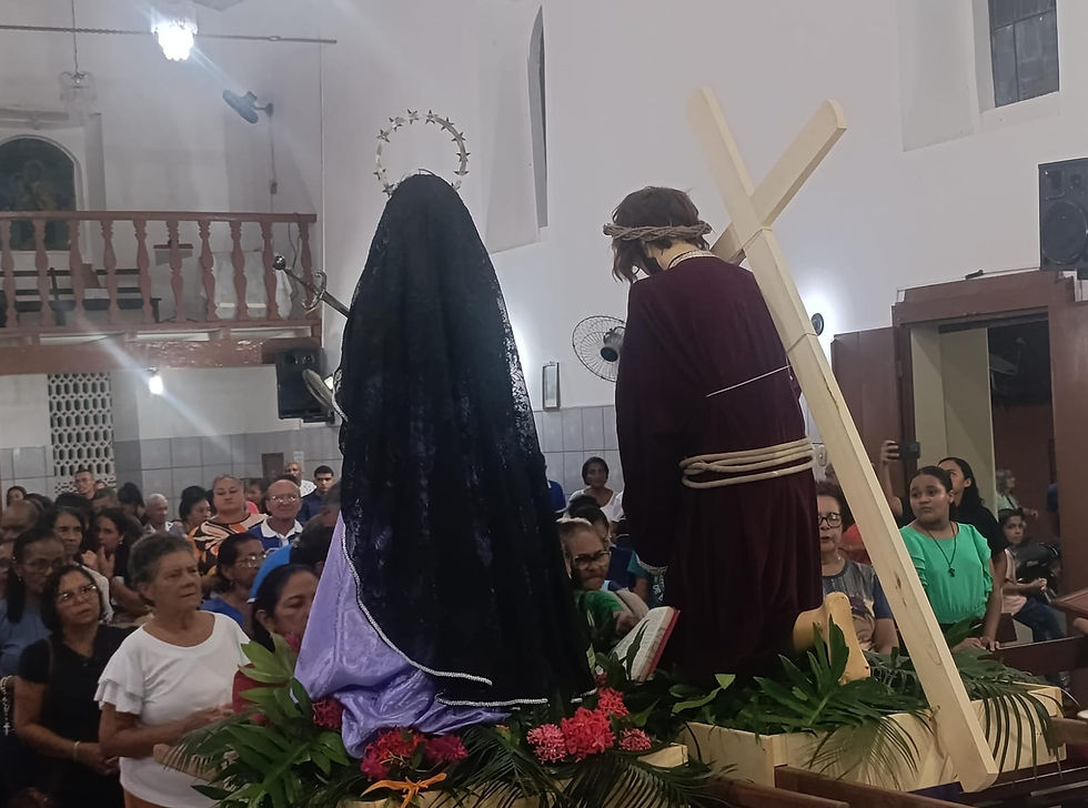 Ao final da procissão, a bênção é realizada na Igreja Matriz de São José, reunindo as imagens sacras e os fiéis em um momento de fé e devoção em Guimarães.
