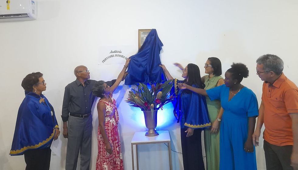 Momento de emoção no descerramento da placa em homenagem à professora Antonina Silva, realizado por sua filha, professora Maria Clara, juntamente com diretores de escola e acadêmicos.