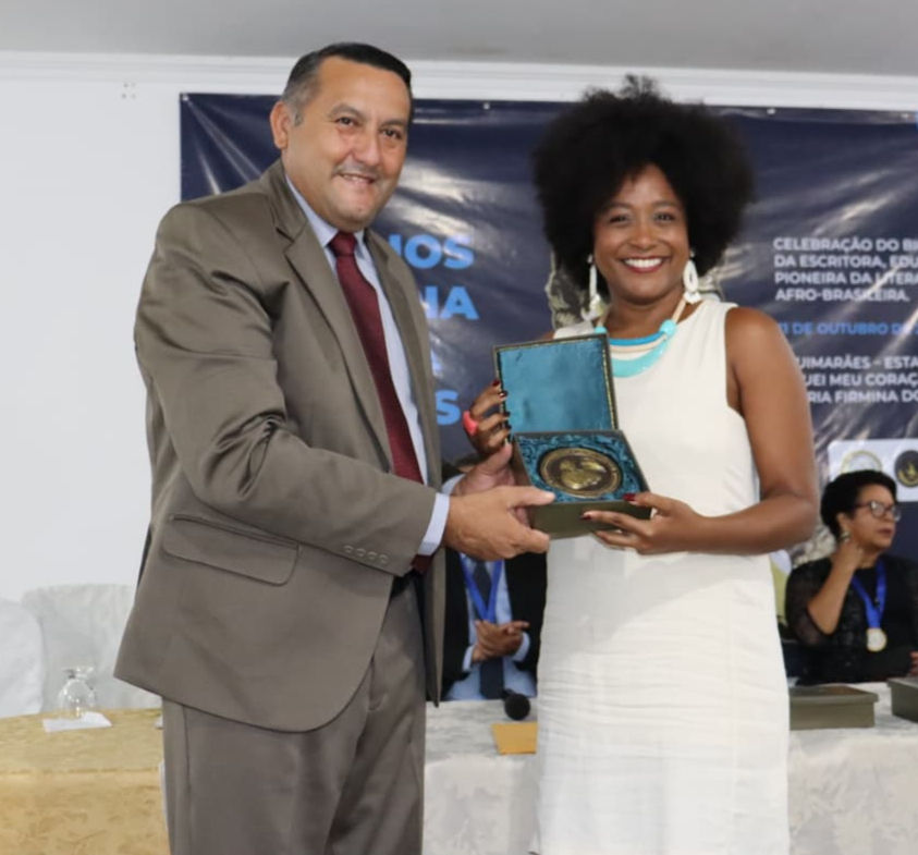 O prefeito Magno Cartagenes homenageia a atriz e produtora cultural Júlia Martins, intérprete do espetáculo “Maria Firmina dos Reis: Uma Voz Além do Tempo”, com a Medalha de Honra Maria Firmina dos Reis.