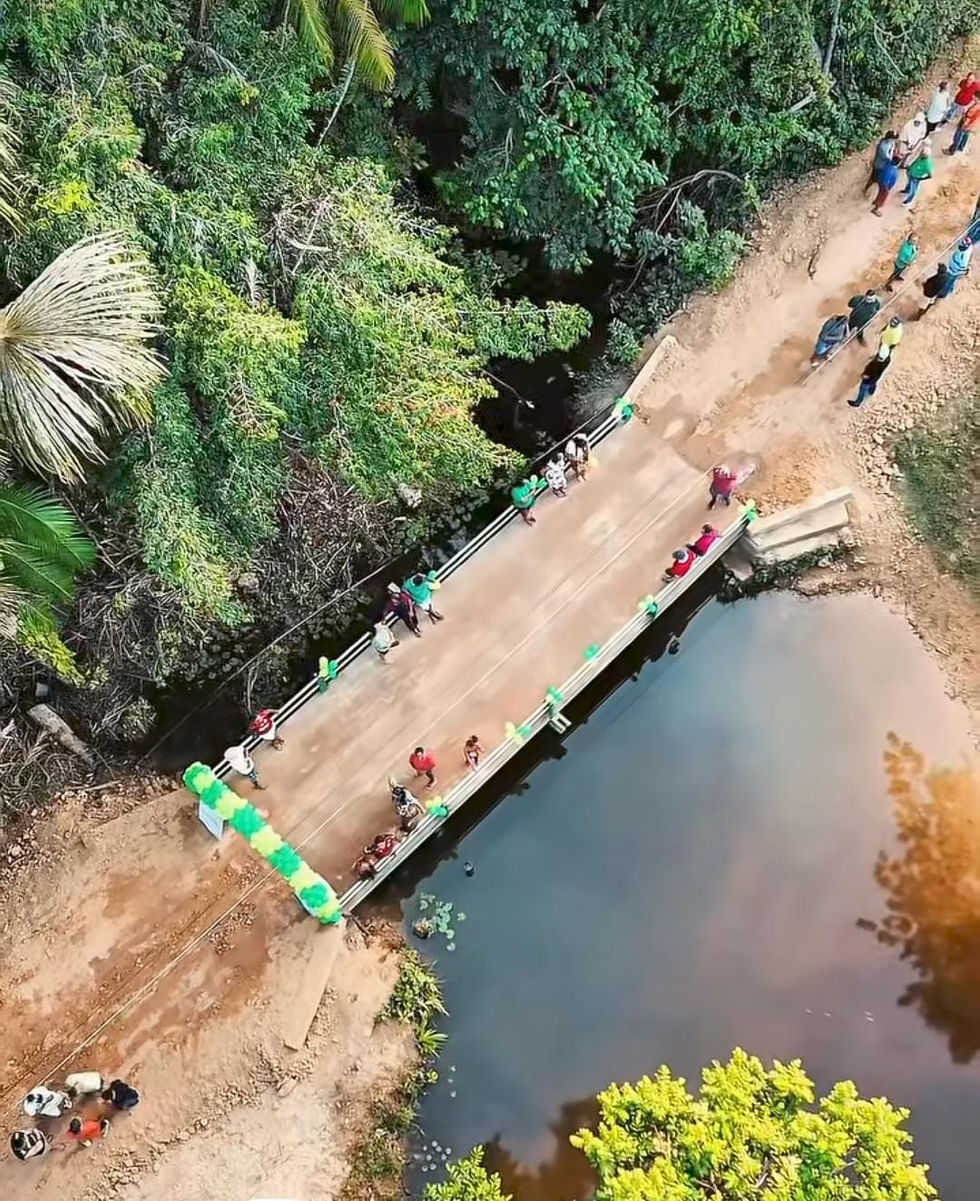 Imagem captada mostra a imponência da ponte do povoado Prata, integrando comunidades e fortalecendo o desenvolvimento local.