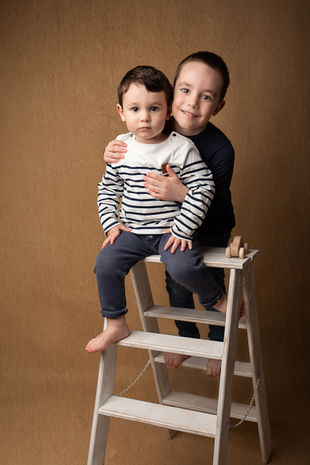 Photo frères - séance famille en studio près de Bourges 18000 région Centre Val de Loire
