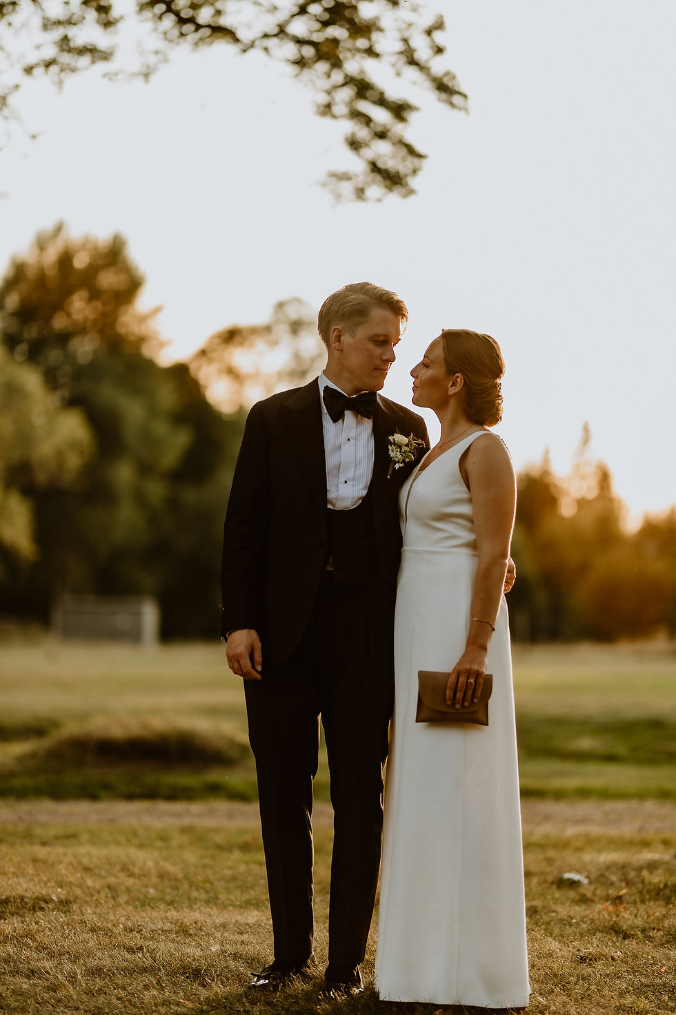 bröllop på asa herrgård, brudpar i golden hour, fotograf växjö