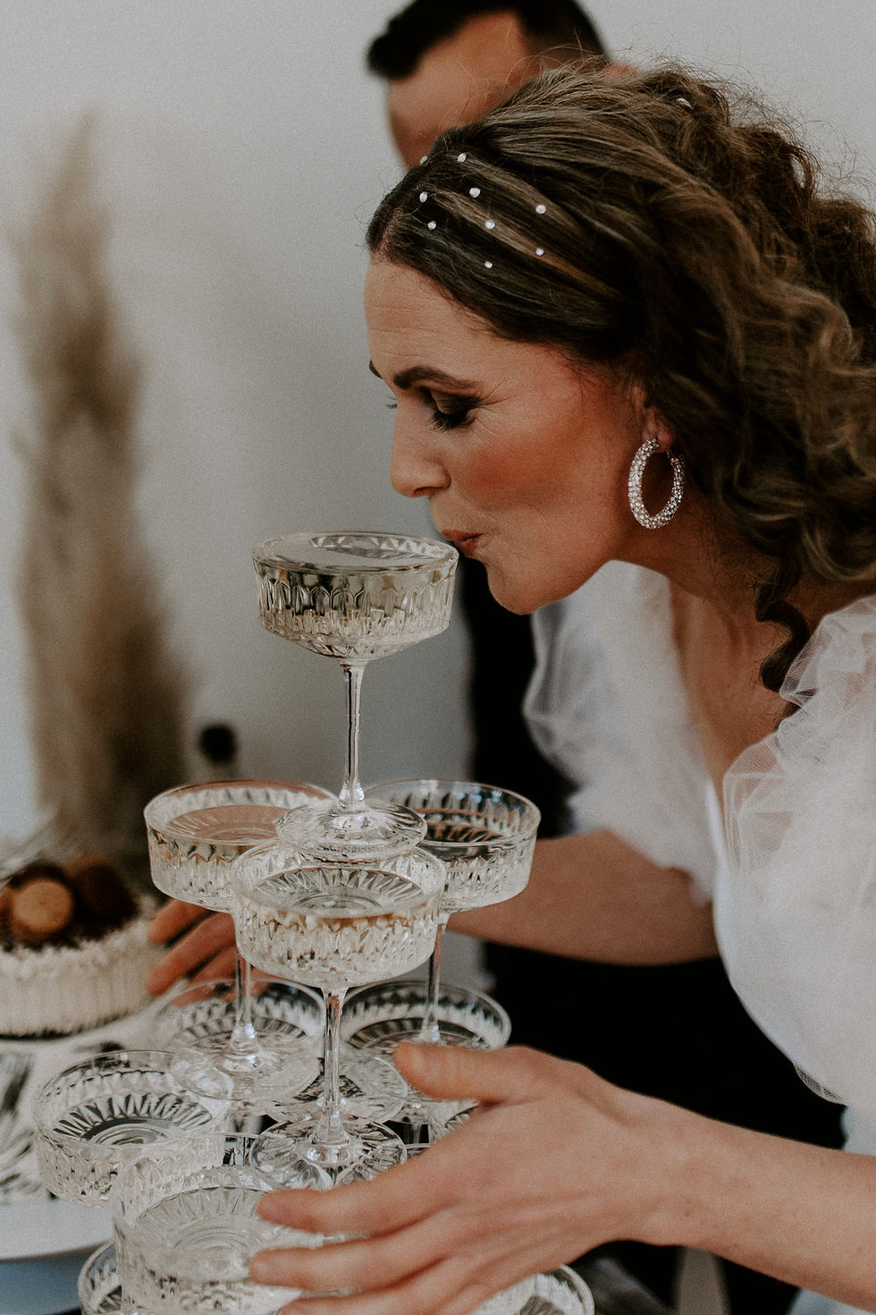 champagnetorn bröllop, fotograf jönköping, bröllopsfotograf, brud dricker champagne