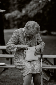 tant tittar i väskan