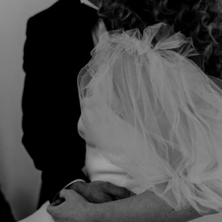 champagnetorn bröllop, fotograf jönköping, bröllopsfotograf, brud dricker champagne