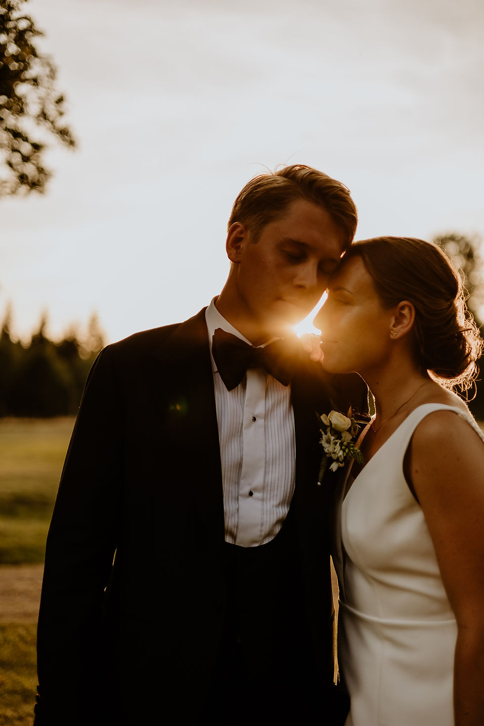 bröllop på asa herrgård, brudpar i golden hour, fotograf växjö