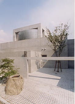 中棟＿中庭を持ちシンプルな梁