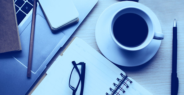 Bureau d'affaires avec un ordinateur por