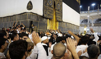 ئەوکەسەی لای "بەردە رەشەکەی" کەعبە دانراوە ئیشی چییە؟
