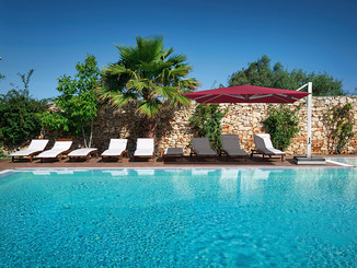 Beschattungstuch, Spanntuch, Markise, Sonnenschirme, Sonnensegel, Pergolen, bioklimatische Pergolen, Terrasse, Swimmingpool, Gartenmöbel, verstellbare Lamellen, Sichtwind, Sonnenschutz