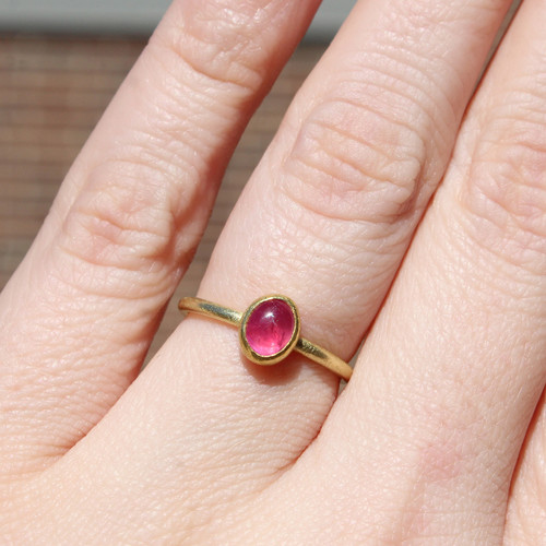 ADA CABOCHON RUBY 使用説明書付き Cabochon Ruby Gemstone Ring With White Diamond Accents