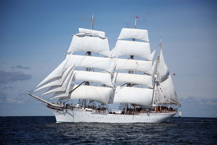 030619-Statsraad_Lehmkuhl_royal_yard-scaled.jpg