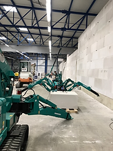 Installer une structure métallique en toute sécurité avec la mini grue araignée