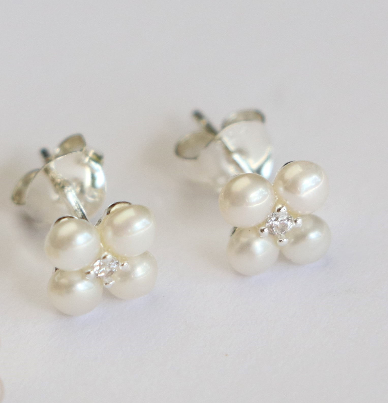 Tiny Pearls Flower Earrings