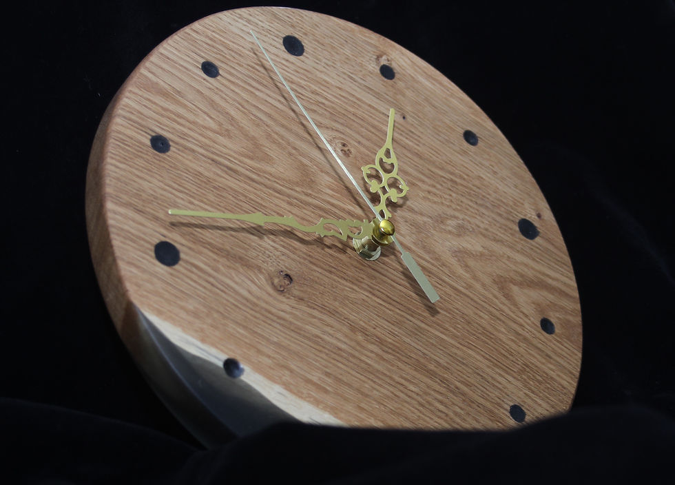 Miniaturbild: Eichenholz Uhr mit schwarzen Epoxy