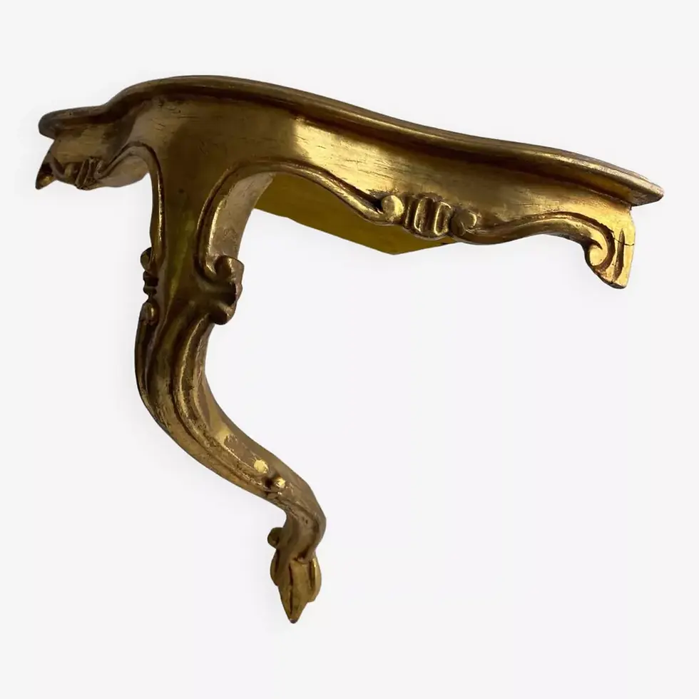 Console tablette d'angle en bois murale dorée style vénitien vintage sur fond blanc